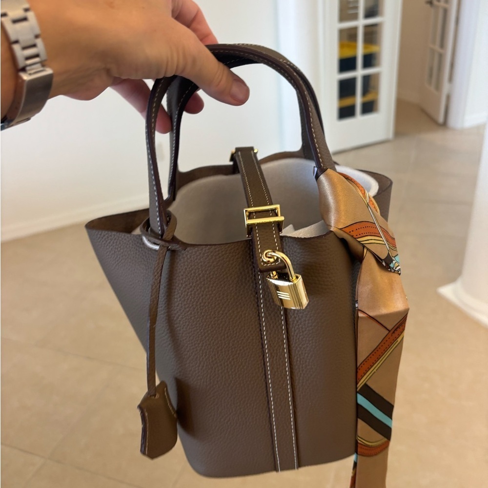 Elegant Tan Leather Bucket Handbag With Gold Hardware ❤️❤️ With & Makeup 💄Case